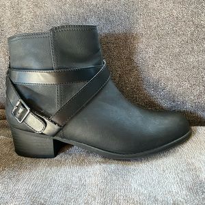 Girls black booties shoe in size 5 youth